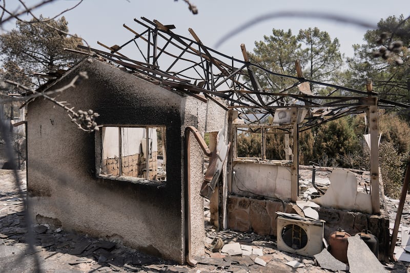 Uma casa destruída por um incêndio florestal é fotografada perto de Calas del Burguillo, província de Ávila, Espanha, quarta-feira, 29 de julho de 2026.