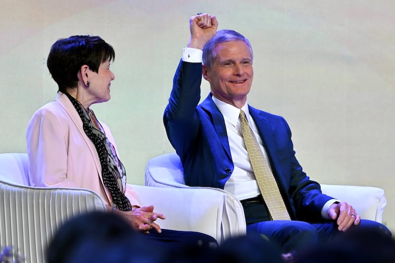 O Élder David A. Bednar do Quórum dos Doze Apóstolos acena para um participante enquanto a irmã Susan Bednar observa antes de proferir o discurso de encerramento do BYU Women’s Conference no Marriott Center em Provo, Utah, na sexta-feira, 1 de maio de 2026.