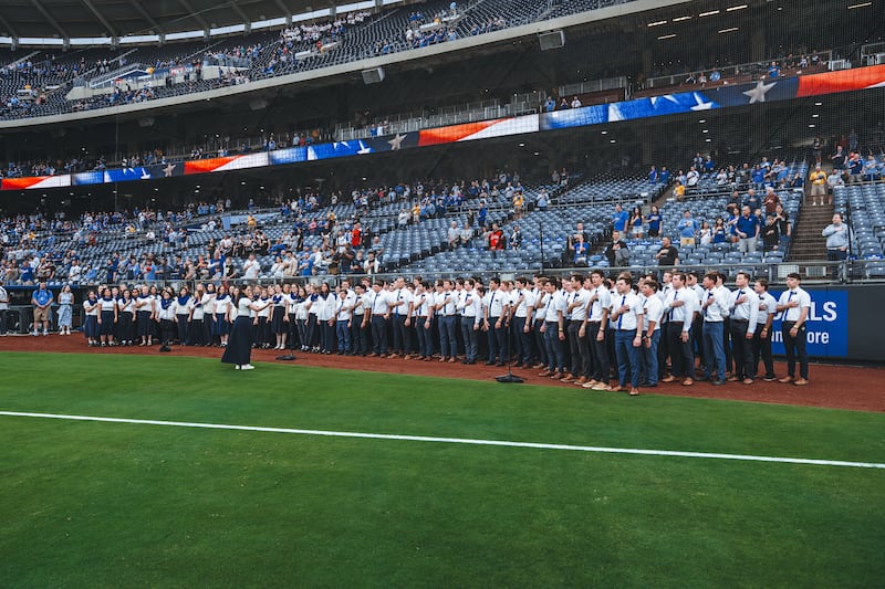 150 missionários de Missouri Independence Mission cantam o hino nacional dos Estados Unidos no Kauffman Stadium em Kansas City, Missouri, na quinta-feira, 9 de abril de 2026.