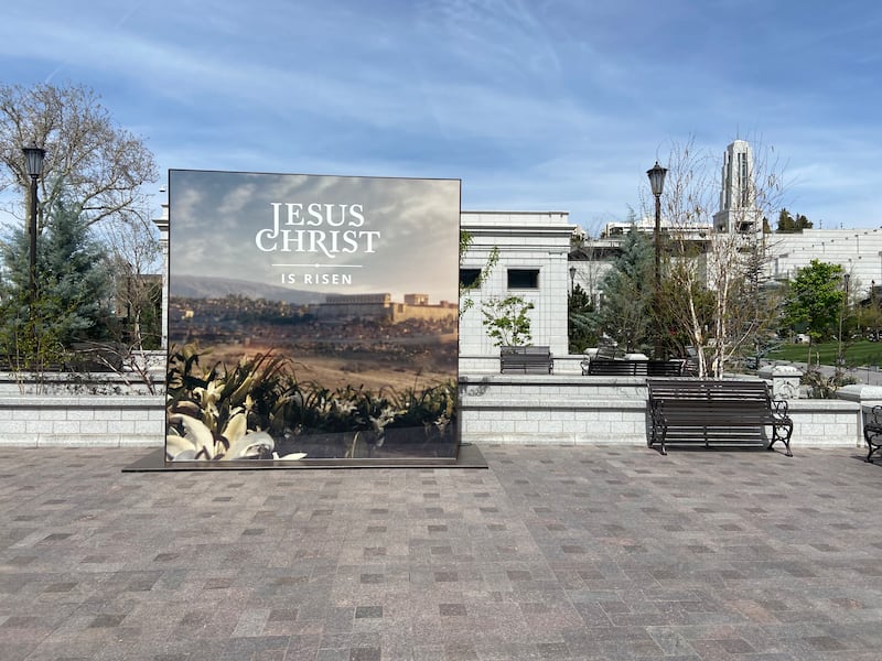 Uma exposição de Páscoa declara que "Jesus Cristo ressuscitou" ao norte do Tabernáculo na Praça do Templo em Salt Lake City na sexta-feira, 27 de março de 2026.