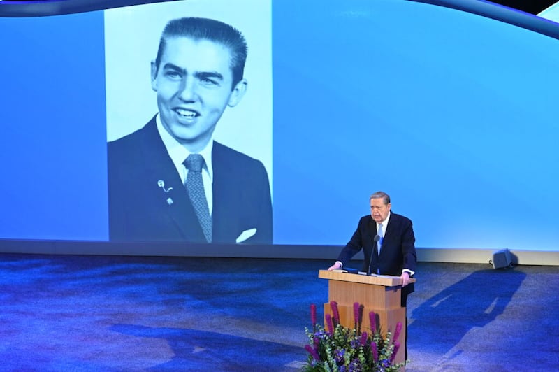 Seminário para Nova Liderança de Missão de 2021 no sábado, 26 de junho de 2021, Élder Jeffrey R. Holland, do Quórum dos Doze Apóstolos, mostra uma foto de quando era jovem, antes de sua missão de tempo integral.