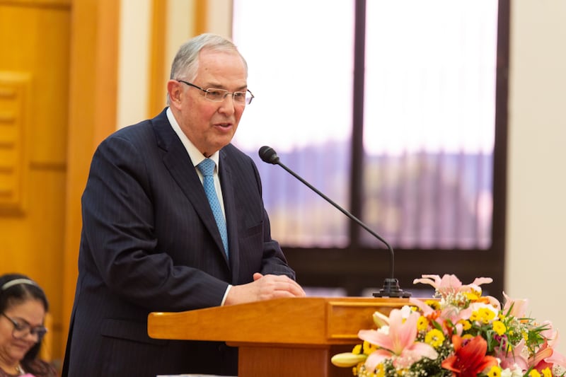 Élder Neil L. Andersen, do Quórum dos Doze Apóstolos, discursa em uma conferência de liderança, com líderes de estacas e alas em Recife, Brasil, no sábado, 4 de março de 2023.