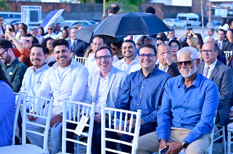 Um grupo de convidados sorri durante a cerimônia de início de construção do Templo do Brasil de Maceió em Maceió, Brasil.