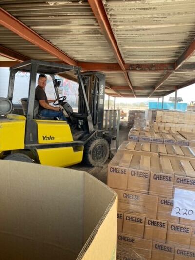 Uma empilhadeira descarrega caixas de alimentos enviadas por A Igreja de Jesus Cristo dos Santos dos Últimos Dias, para ajudar a Maricopa Food Pantry após um grande incêndio. Os alimentos chegaram em 13 de abril de 2022.