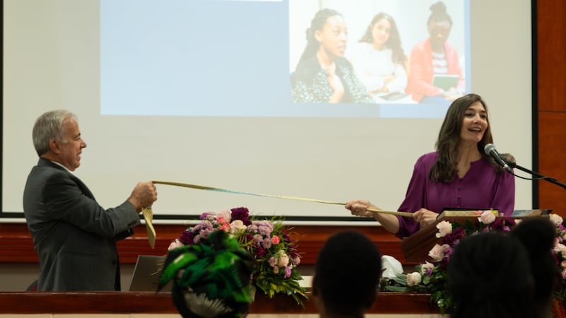 Irmã Andrea Muñoz Spannaus e Irmão Alin Spannaus demonstram a natureza participativa do novo programa de juventude em Antananarivo, Madagascar, 29 de agosto de 2026.