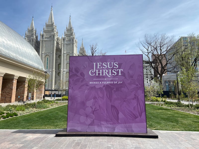 Uma exibição de Páscoa declara que "Jesus Cristo traz a plenitude da alegria" ao sul do Tabernáculo na Praça do Templo em Salt Lake City na sexta-feira, 27 de março de 2026.