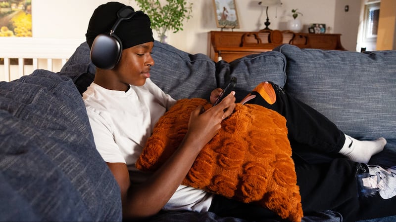 Um homem ouve música enquanto utiliza os novos recursos de música do Gospel Library.