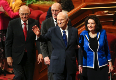 Presidente Russell M. Nelson, no centro, acena para uma multidão após a sessão das mulheres na 189ª Conferência Geral Semestral de A Igreja de Jesus Cristo dos Santos dos Últimos Dias no Centro de Conferências em Salt Lake City em 5 de outubro de 2019. Atrás dele estão Presidente Dallin H. Oaks, à esquerda, e Presidente Henry B. Eyring, primeiro e segundo conselheiros na Primeira Presidência respectivamente, e à direita, a esposa do presidente Nelson.