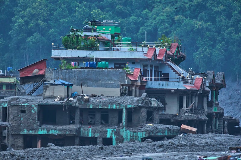 Danos são vistos após as enchentes repentinas em Devighat no distrito de Nuwakot no Nepal, quinta-feira, 27 de agosto de 2026.
