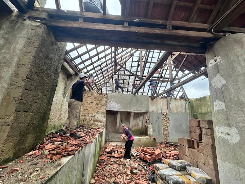 Voluntários Santos dos Últimos Dias apoiam esforços de limpeza na pequena vila de Chumbaria, em Portugal Central, após tempestades mortais atingirem o país no início de fevereiro de 2026.