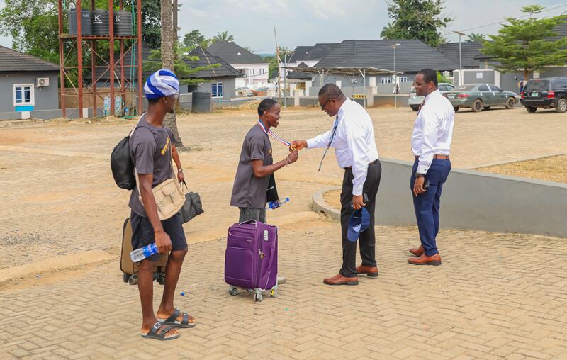 Elder Adeyinka A. Ojediran cumprimenta jovens adultos solteiros em um encontro de JAS em Lagos, Nigéria, 31 de outubro de 2025.