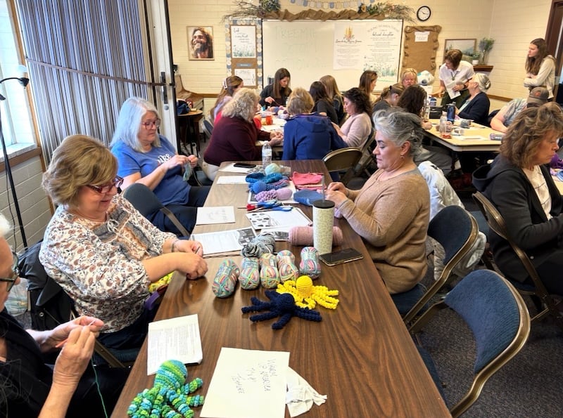 Membros da Estaca Reno Nevada crochetar polvos e outros itens de bebê para Close Knit Friends doar a bebês prematuros em UTINs locais em fevereiro de 2025 em Reno, Nevada.