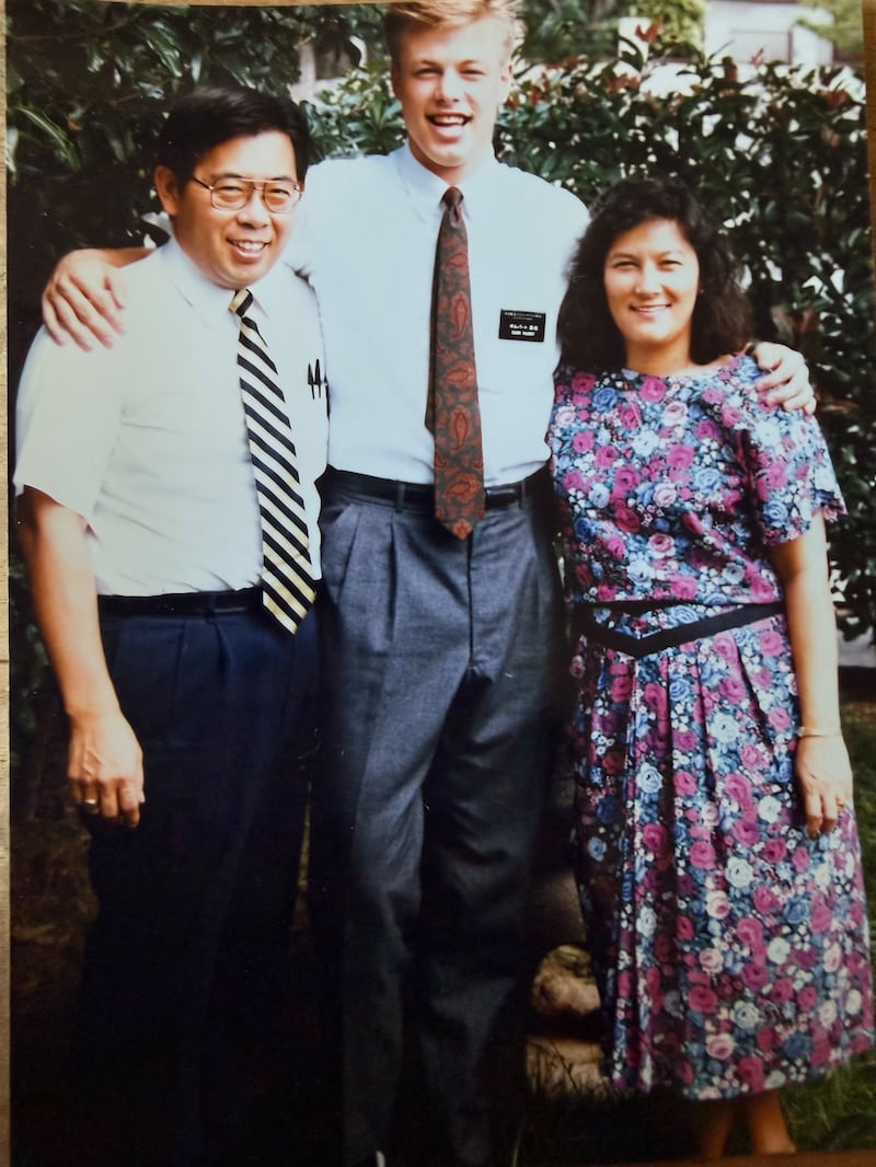 Élder Clark G. Gilbert é fotografado quando jovem adulto com seus líderes de missão, Doug e Michi Matsumori. Élder Gilbert serviu na Missão Japão Kobe de 1989 a 1991.