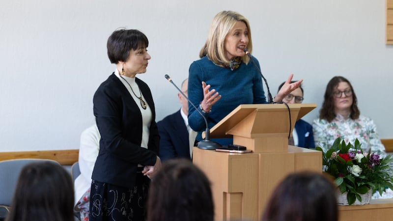 Presidente Camille N. Johnson fala durante uma reunião de mulheres da Ala Avlabari em Tbilisi, Geórgia, na quinta-feira, 5 de março de 2026.