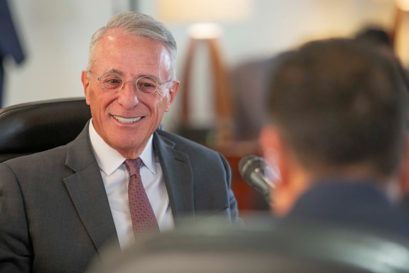 Élder Ulisses Soares do Quórum dos Doze Apóstolos conversa com membros do Senado do México na Cidade do México, México, na sexta-feira, 28 de agosto de 2026.
