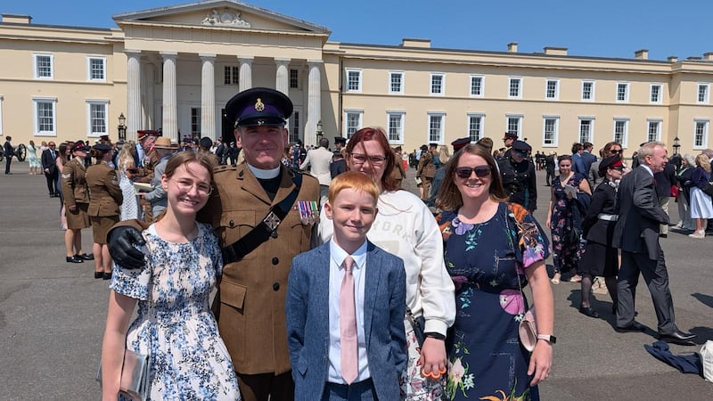 O Capelão Capitão Jonathan Bleakley, uniformizado, tornou-se um dos dois primeiros capelães de A Igreja de Jesus Cristo dos Santos dos Últimos Dias no Exército Britânico quando concluiu o treinamento na Royal Military Academy Sandhurst em Berkshire, Inglaterra, em 18 de julho de 2026. Ele é fotografado com os membros da sua família, da esquerda para a direita: Grace Bleakley, Benjamin Bleakley, Eve Bleakley, e sua esposa, Jennie Bleakley.