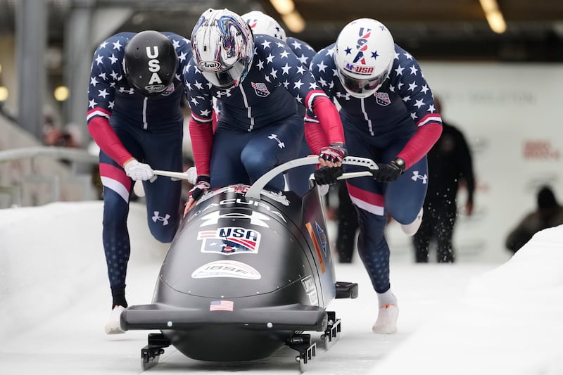 Kristopher Horn, Carsten Vissering, Hunter Powell e Caleb Furnell empurram e pulam no trenó na Copa do Mundo de Bobsleigh em Innsbruck, Áustria, no domingo, 30 de novembro de 2025.