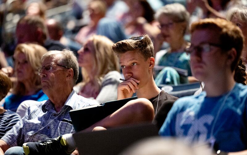 Participantes assistem a uma apresentação da Semana da Educação da BYU em Provo na segunda-feira, 15 de agosto de 2022.