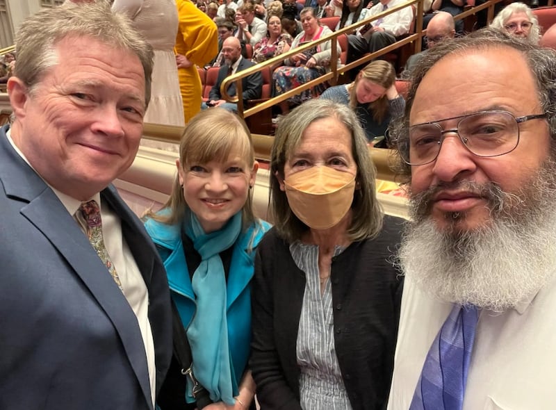 Tom Brett, Andrea Brett, Jan Pinborough e Demetrius O’Neal tiram uma selfie no Centro de Conferências em Salt Lake City em 6 de abril de 2025.