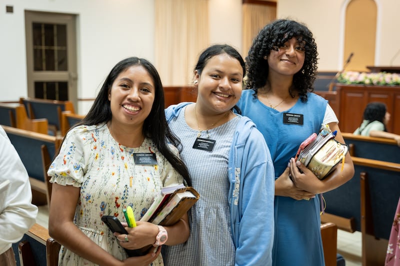 Essas missionárias se encontravam entre mais de 300 que se reuniram para o devocional com Élder Ronald A. Rasband do Quórum dos Doze Apóstolos em Manágua, Nicarágua, na sexta-feira, 16 de 2026.
