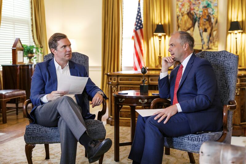 Élder Nathan A. Craig, um Setenta de Área que começará a servir como líder de missão em julho de 2026, à direita, encontra-se com o governador de Kentucky, Andy Beshear, à esquerda, em 10 de março de 2026.