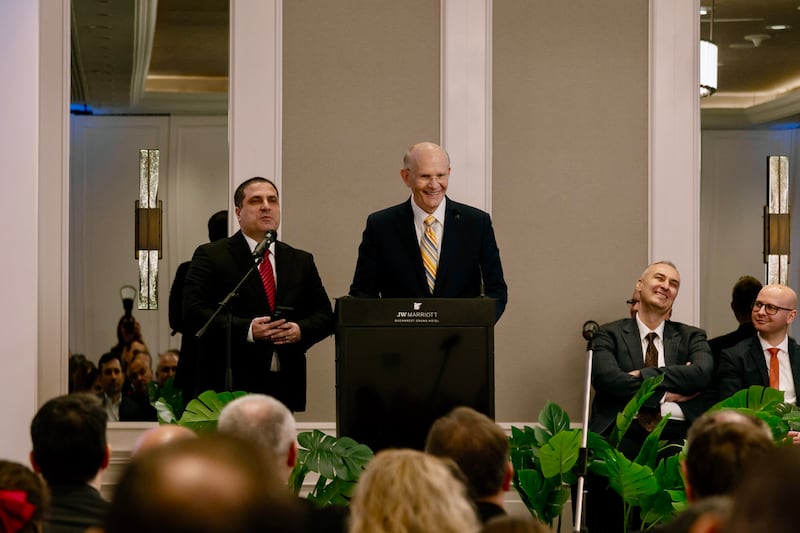 Elder Dale G. Renlund do Quórum dos Doze Apóstolos discursa aos membros e amigos na Conferência de Distrito de Bucareste, Romênia, em 22 de fevereiro de 2026.