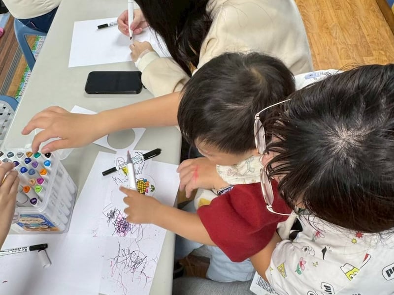 Jovens adultos de A Igreja de Jesus Cristo dos Santos dos Últimos Dias servem crianças em um hospital infantil na Cidade de Changhua, Taiwan. Os jovens adultos visitam o hospital duas vezes por mês para compartilhar música e terapia artística.