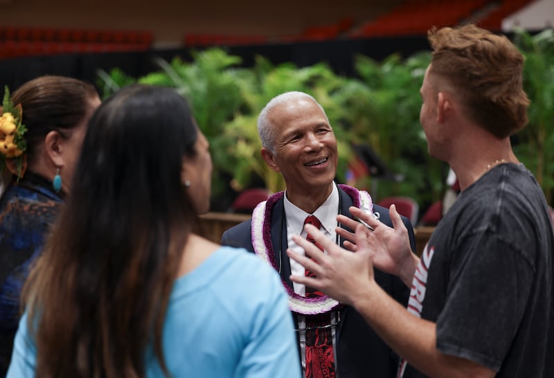 Elder John D. Amos, um Setenta Autoridade Geral, conversa com alunos após o devocional da BYU–Hawaii realizado no Cannon Activities Center em Laie, Havaí, em 3 de fevereiro de 2026.