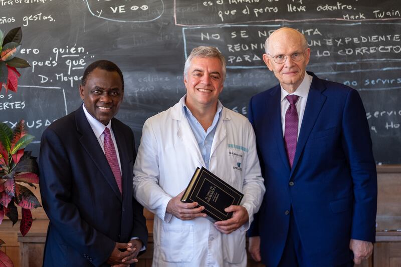 Elder Dale G. Renlund do Quórum dos Doze Apóstolos, à direita, acompanhado por Elder Edward Dube da Presidência dos Setenta e Dr. Arturo Villar, diretor geral do Hospital Clínico Manuel Quintela na segunda-feira, 10 de novembro de 2025.