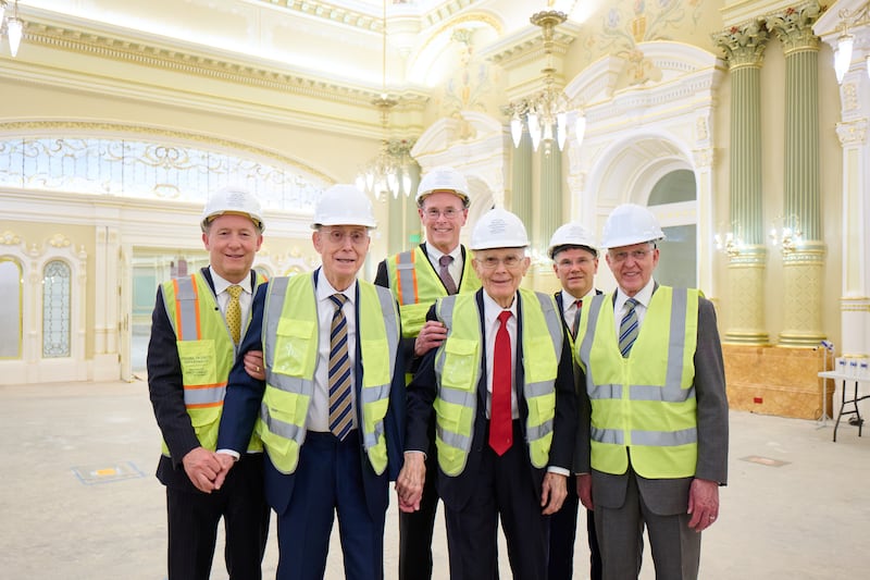 Membros da Primeira Presidência e do Bispado Presidente de A Igreja de Jesus Cristo dos Santos dos Últimos Dias visitam a sala celestial do Templo de Salt Lake.