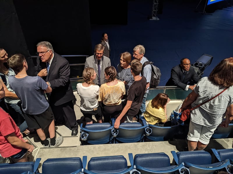 Irmão Bradley R. Wilcox, presidente Steven J. Lund e o irmão Ahmad S. Corbitt, da presidência geral dos Rapazes, respondem a perguntas após falarem na Semana da Educação da BYU, em 15 de agosto.