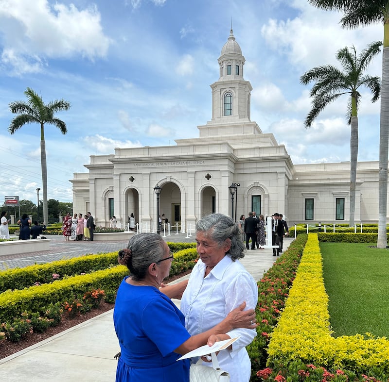 Betty Antonia Castro Torres, à direita, e María Rodríguez Salinas, à esquerda, compartilham um caloroso abraço fora do Templo de Manágua Nicarágua após a dedicação em Manágua, Nicarágua, no domingo, 18 de outubro de 2026.