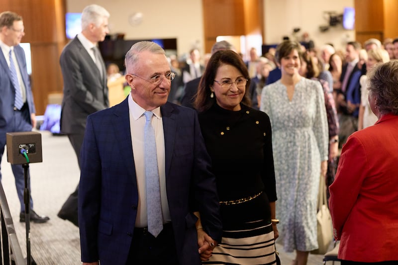 Élder Ulisses Soares e a irmã Rosana Soares caminham juntos durante o Seminário para Novos Líderes de Missão de 2026 no Centro de Treinamento Missionário de Provo, em Provo, Utah, na quinta-feira, 18 de junho de 2026.