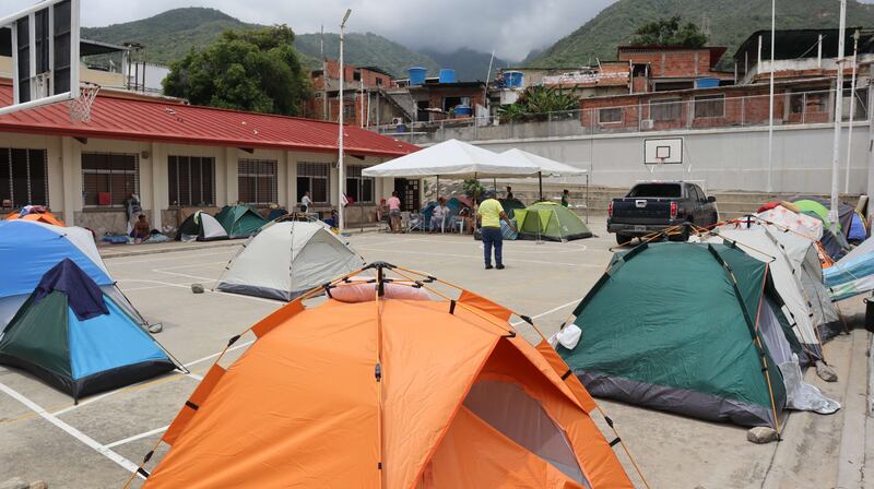 Barracas estão armadas fora de uma casa de reuniões de A Igreja de Jesus Cristo dos Santos dos Últimos Dias em La Guaira, Venezuela, depois que dois terremotos atingiram o país em 24 de junho de 2026.