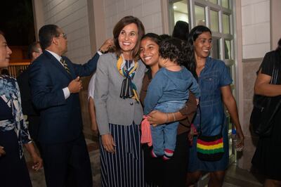 A irmã Lisa L. Harkness se reúne com Santos dos Últimos Dias após um devocional em Guayaquil, Equador, durante uma visita à Área América do Sul Noroeste da Igreja em novembro de 2019.