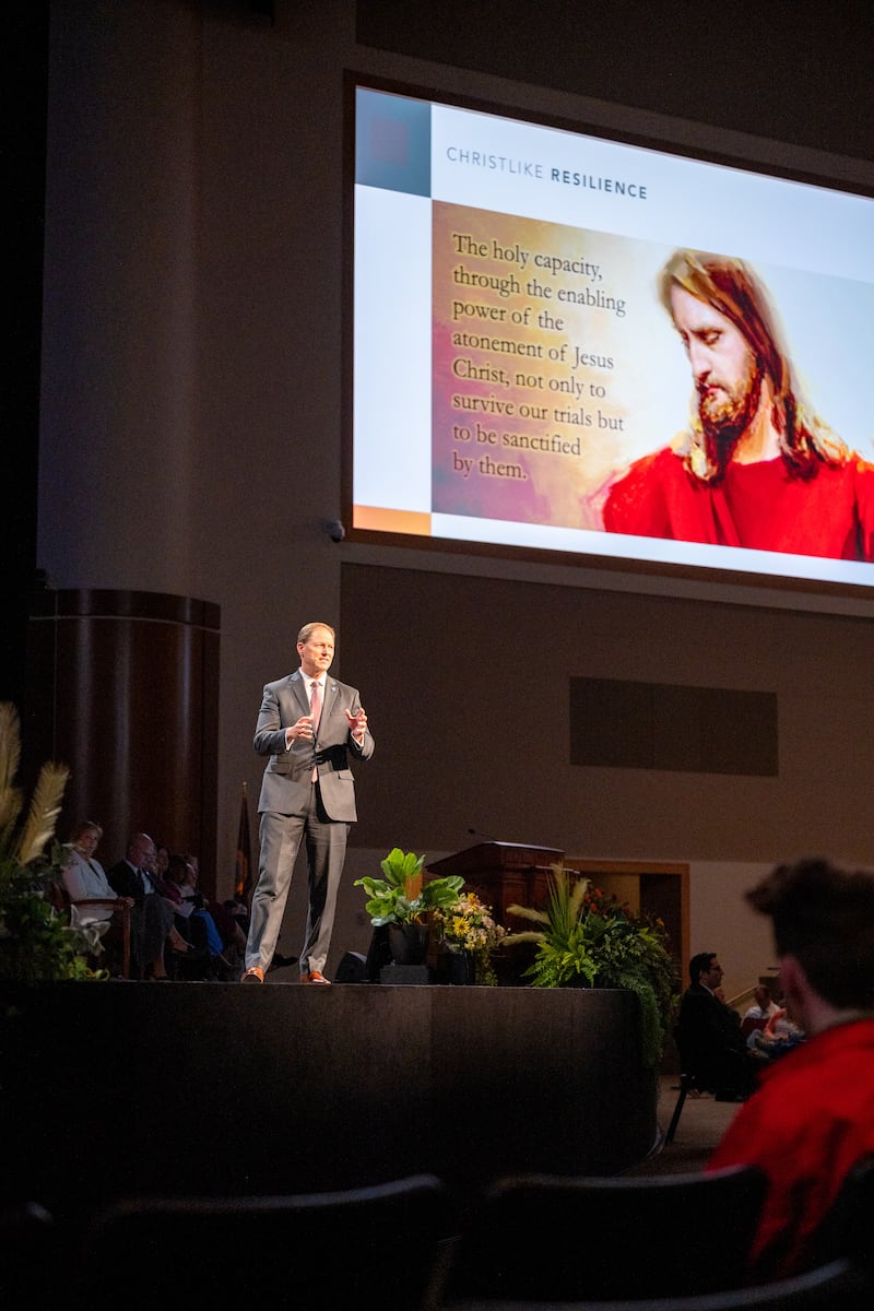Elder Mark A. Bragg fala com uma imagem de Cristo na tela em BYU–Idaho na terça-feira, 2 de junho de 2026.