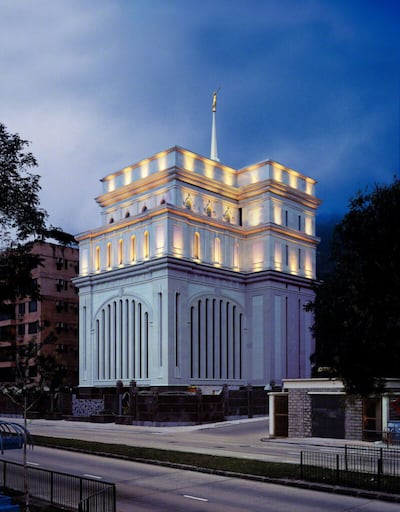 O Templo de Hong Kong China com luzes ao anoitecer.