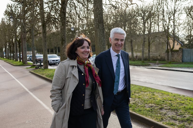 Elder Gérald Caussé do Quórum dos Doze Apóstolos e sua esposa, Irmã Valérie Caussé, caminham em Versalhes, França, na segunda-feira, 23 de fevereiro de 2026.