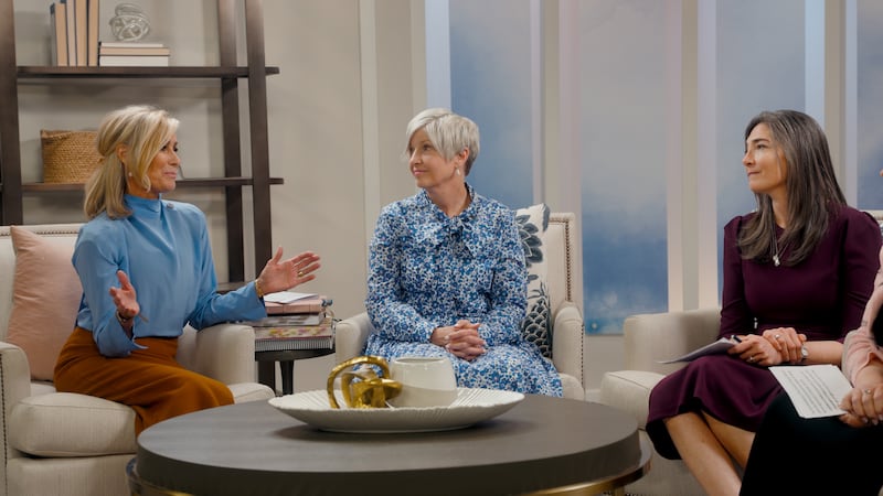 Membros da presidência geral das Moças — Sister Tamara W. Runia, primeira conselheira, à esquerda; Presidente Emily Belle Freeman, ao centro; e Sister Andrea Muñoz Spannaus, segunda conselheira, à direita — falam na quarta-feira, 22 de abril de 2026, no podcast do Church News.
