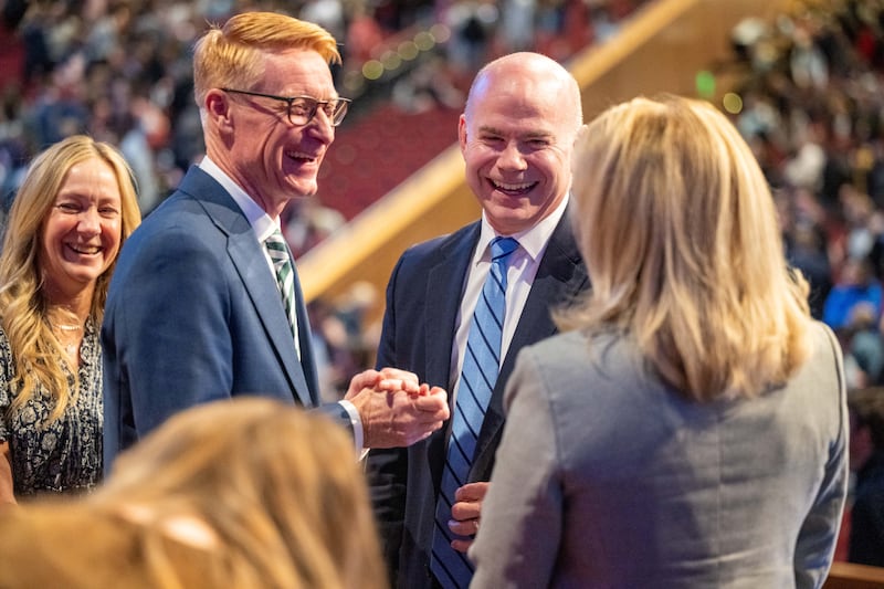 Elder Aaron T. Hall, Setenta Autoridade Geral, e sua esposa, irmã Kimberly Hall, à esquerda, conversam com o presidente da BYU–Idaho Alvin F. Meredith III e sua esposa, irmã Jennifer Meredith, após dar um discurso devocional aos estudantes da BYU–Idaho em Rexburg, Idaho, na terça-feira, 3 de março de 2026.