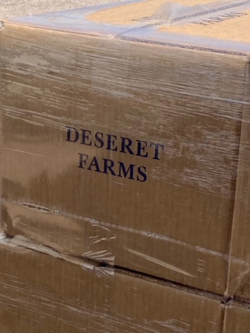 Uma das muitas caixas de comida enviadas em dois grandes caminhões de Salt Lake City para ajudar a Maricopa Food Pantry, depois que um incêndio destruiu todo o estoque de alimentos em 28 de março de 2022. A comida chegou em 13 de abril de 2022.