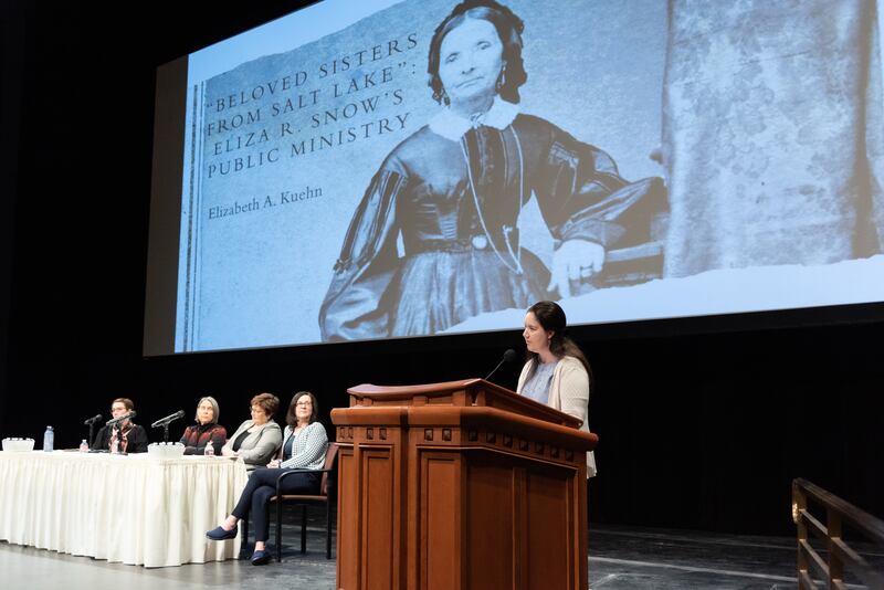 Elizabeth Kuehn, historiadora do Departamento de História da Igreja, discursa no 'Simpósio sobre Mulheres, Religião e Registros', no Teatro do Centro de Conferências no sábado, 25 de fevereiro de 2023.