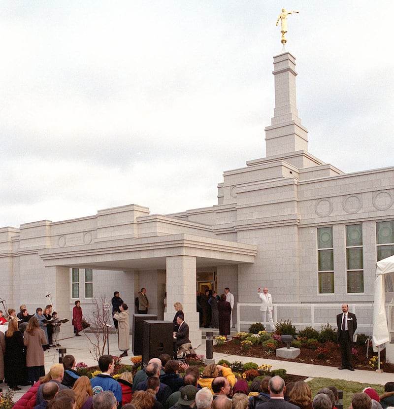 O presidente Gordon B. Hinckley acena do lado de fora do Templo de Halifax Nova Escócia em 14 de novembro de 1999.