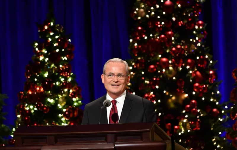Élder Patrick Kearon discursa no Devocional de Natal da Primeira Presidência, em dezembro de 2019.