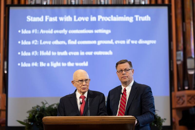 Presidente Dallin H. Oaks, primeiro conselheiro na Primeira Presidência de A Igreja de Jesus Cristo dos Santos dos Últimos Dias, à esquerda, e Élder Clark G. Gilbert, Setenta Autoridade Geral e Comissário de Educação da Igreja, falam em um devocional da Ensign College realizado no Assembly Hall na Praça do Templo em Salt Lake City na terça-feira, 17 de maio de 2022.