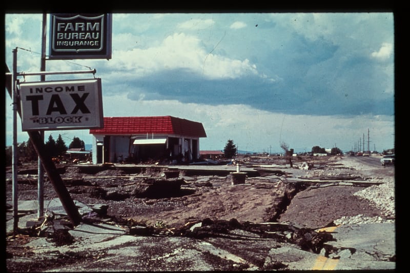 Foto de junho de 1976 mostra como o muro de água do rompimento da Barragem Teton causou erosão, colapso ou deslocamento de estradas.