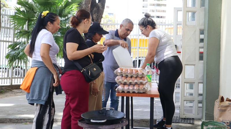 Voluntários e missionários de A Igreja de Jesus Cristo dos Santos dos Últimos Dias preparam itens para os afetados pelos gêmeos terremotos na Venezuela no sábado, 27 de junho de 2026.