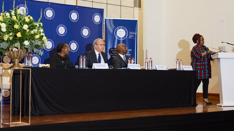 Élder Carlos A. Godoy participa de um painel com outros debatedores em uma conferência sobre liberdade religiosa em Johannesburgo, África do Sul, 8 de agosto de 2026.