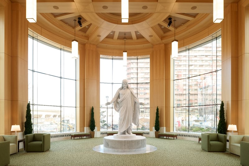 Uma réplica da estátua "Cristo" de Bertel Thorvaldsen está localizada dentro do novo centro de visitantes na Praça do Templo.