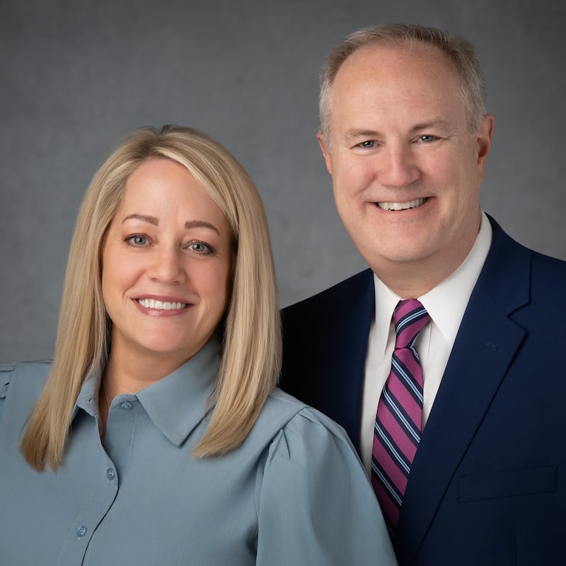 Jeffrey A. Barnes e Jennifer L. Barnes, que servirão como presidente e companheira da Missão Polônia Varsóvia a partir de julho de 2026.